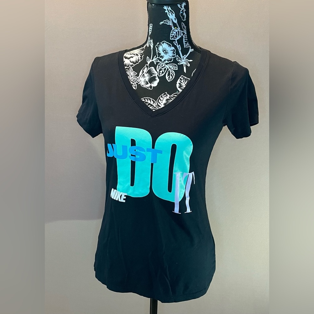 Nike women’s slim fit tshirt